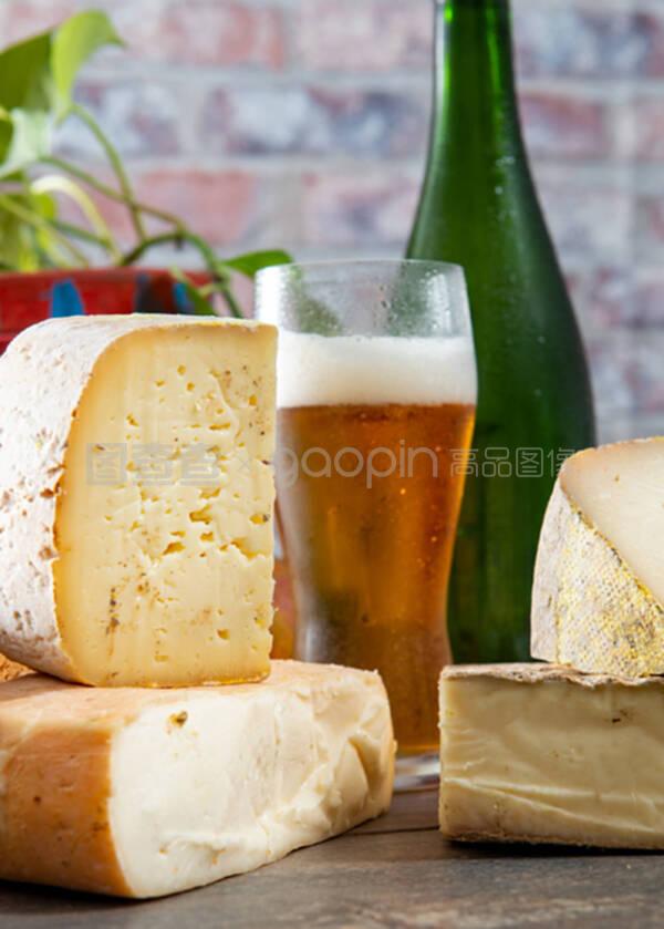 切塞和Tomme de Savoie啤酒,法国奶酪萨沃伊,法国阿尔卑斯山法国。