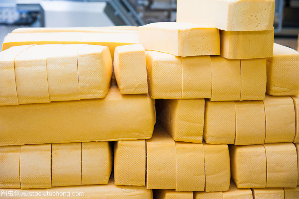 工业生产的硬奶酪。奶酪是很美味和健康的产品